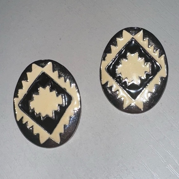 Vtg Silvertone & Cream Enameled Earrings - Picture 3 of 6
